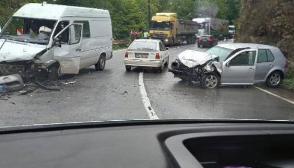 Teška saobraćajna nesreća u Kladnju: Povrijeđene tri osobe