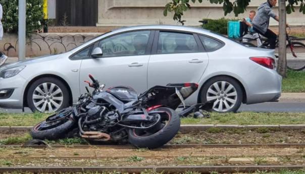 Teška saobraćajna nesreća u Sarajevu, povrijeđen motociklista