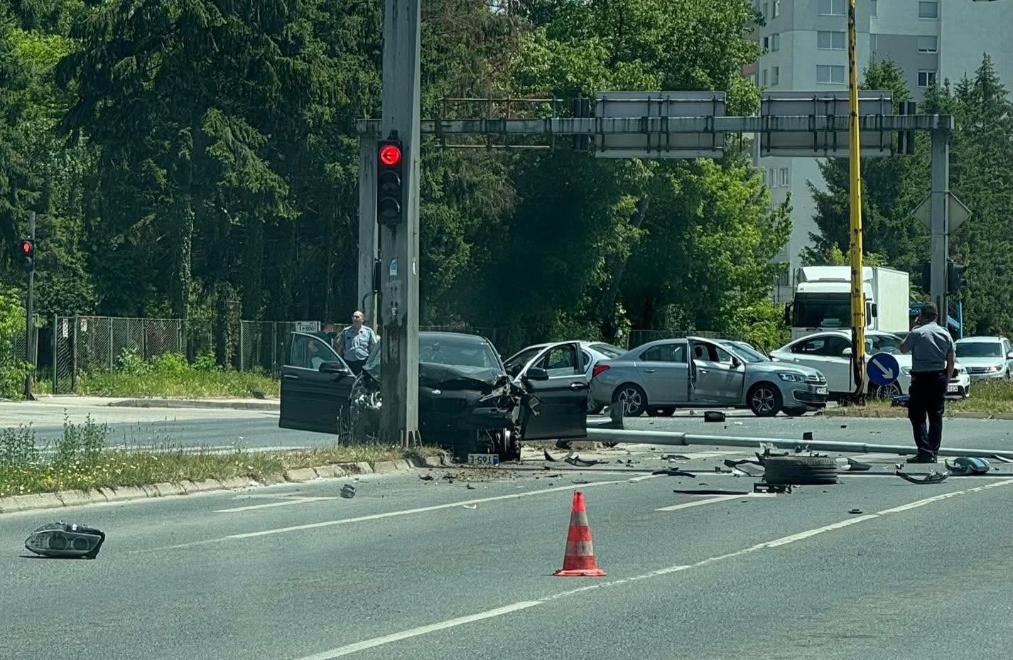 Teška saobraćajna nesreća u Tuzli: Šest osoba povrijeđeno
