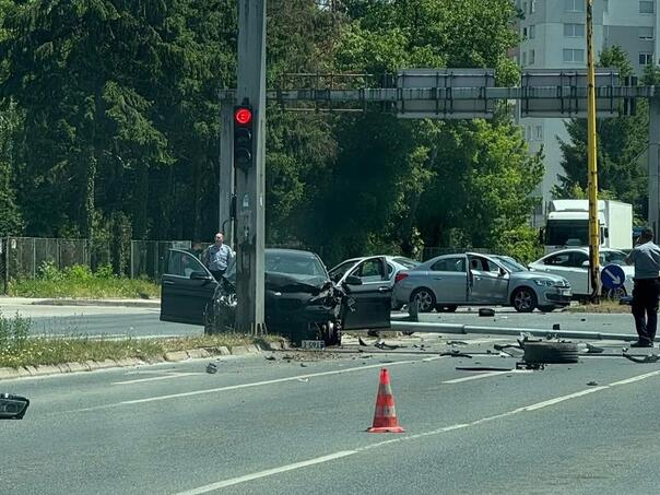 Teška saobraćajna nesreća u Tuzli: Šest osoba povrijeđeno