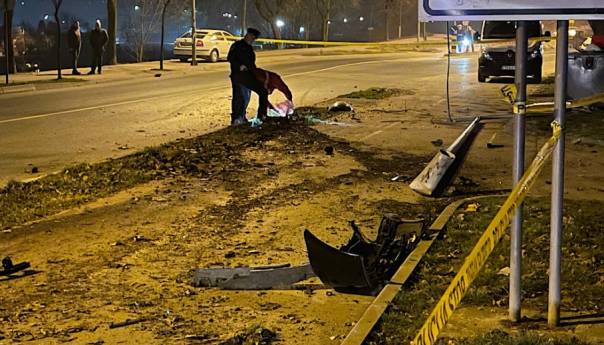Teška saobraćajna nesreća u Zenici: Autom udario u stub rasvjete