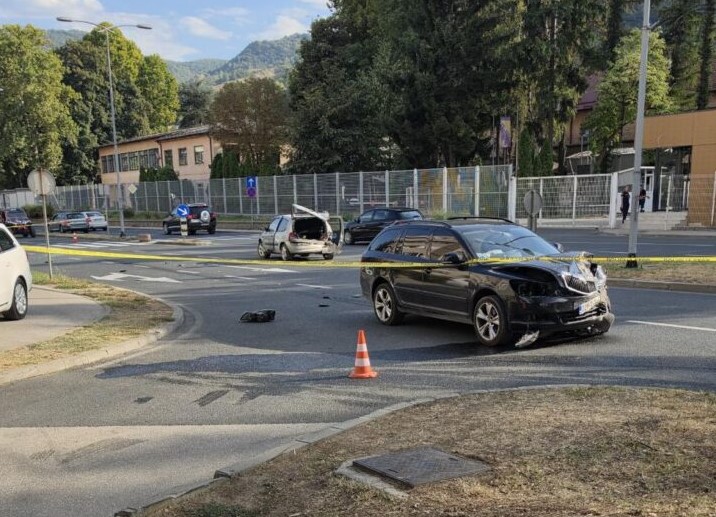 Težak sudar u Zenici: Dva vozača prevezena u bolnicu