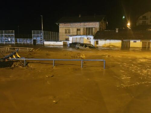 Teška situacija u Kreševu: Blokirani putevi, auta potopljena