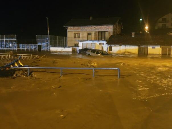Teška situacija u Kreševu: Blokirani putevi, auta potopljena