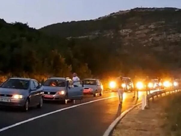 Teška situacija u Trebinju: Obustavljen saobraćaj, vatra se približila magistrali