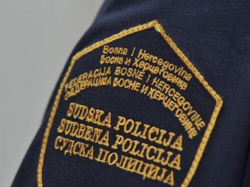 Teško povrijeđen sudski policajac u Živinicama