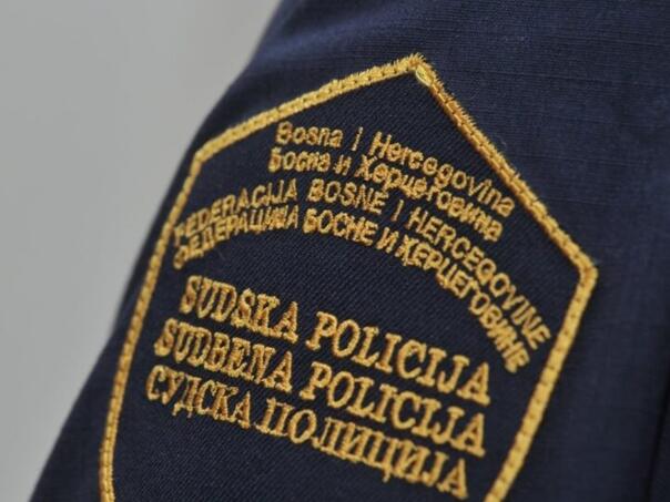 Teško povrijeđen sudski policajac u Živinicama