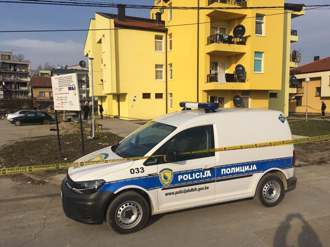 Teško povrijeđena dva dječaka u Brčkom, vozili moped pa udarili u automobil