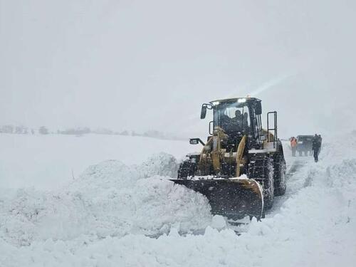 Teško stanje u Bosanskom Petrovcu, snijeg blokirao puteve