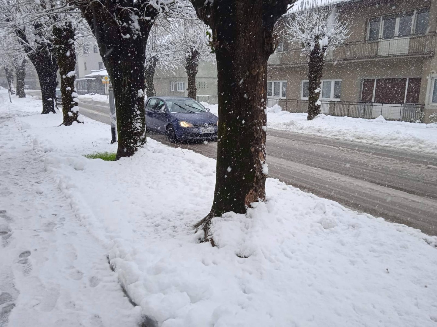 Teško stanje u USK: Domaćinstva bez struje, otežan saobraćaj, rastu vodostaji