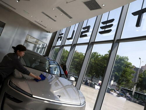 Tesla objavio opoziv za više od tri miliona vozila