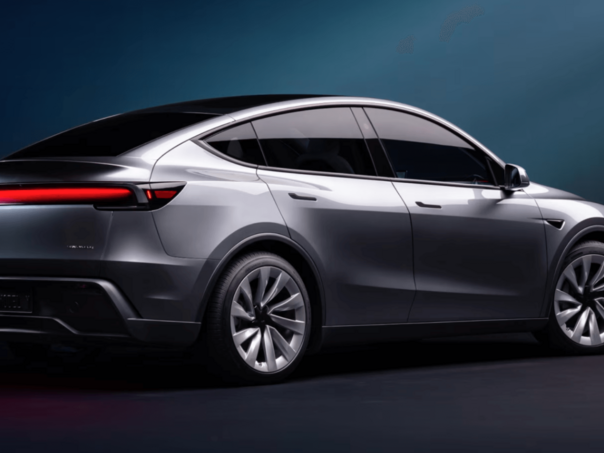 "Tesla" povlači 219.000 automobila