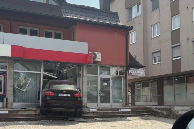Teslić: BMW beogradskih tablica se zabio u banku