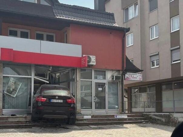 Teslić: BMW beogradskih tablica se zabio u banku