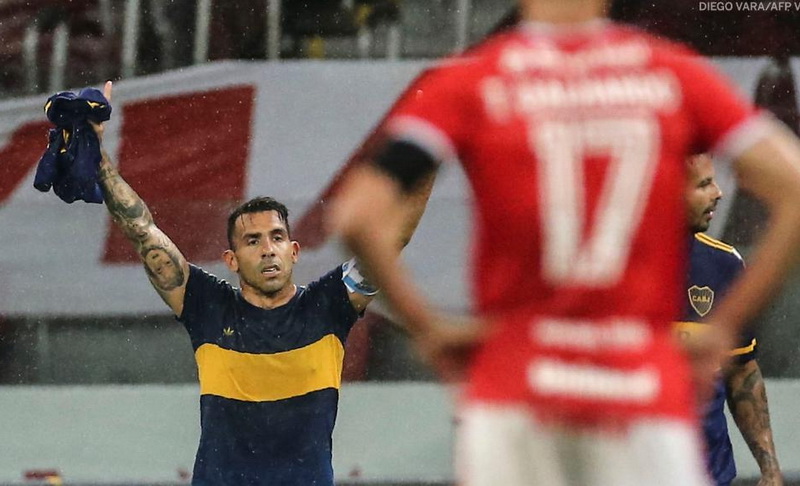 Tevez kopirao Messija i na identičan način odao počast Maradoni