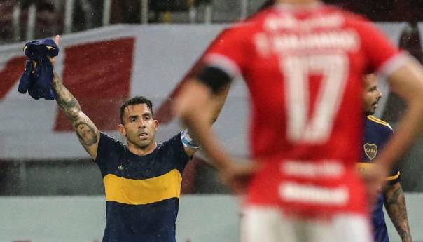 Tevez kopirao Messija i na identičan način odao počast Maradoni