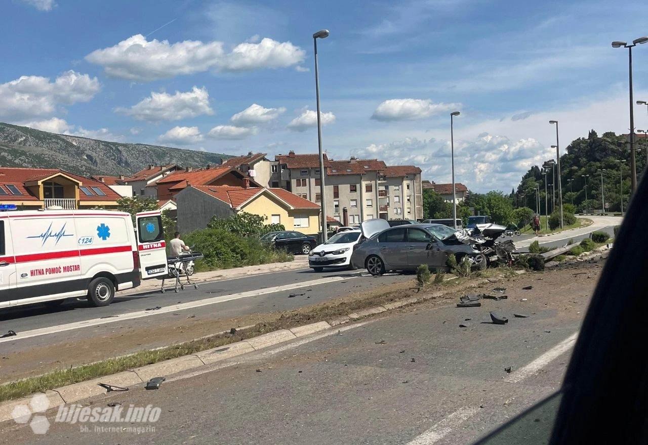 Teža saobraćajna nesreća u Mostaru, BMW srušio dva rasvjetna stupa