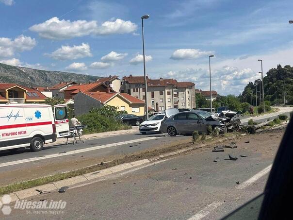 Teža saobraćajna nesreća u Mostaru, BMW srušio dva rasvjetna stupa