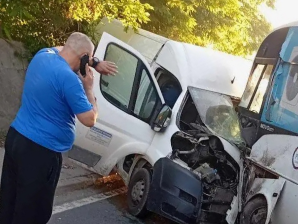 Nesreća u Vogošći: Sudar minibusa i kombija, vozači povrijeđeni