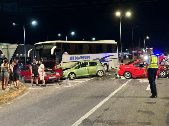 Težak sudar autobusa i tri auta u Kozarcu, više povrijeđenih