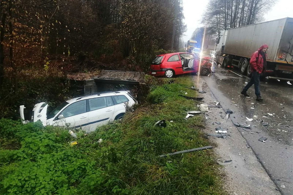 Težak sudar dva auta i kamiona, dvoje povrijeđenih