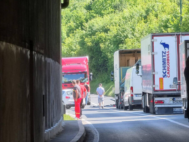 Težak sudar kamiona i automobila kod Rajlovca