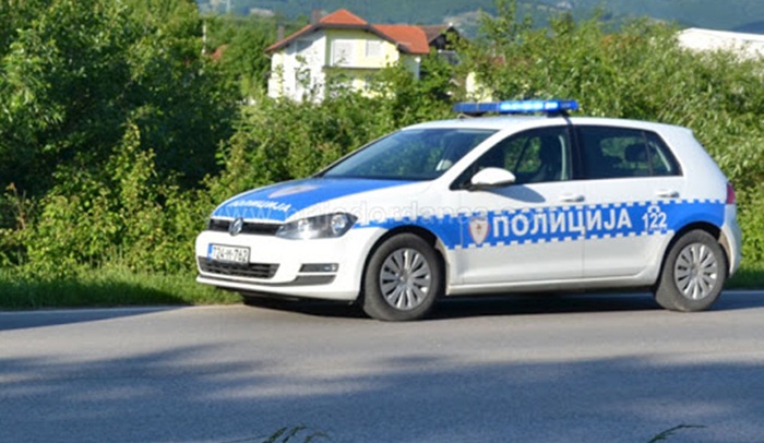 Težak sudar kamiona i dva auta, jedna osoba povrijeđena