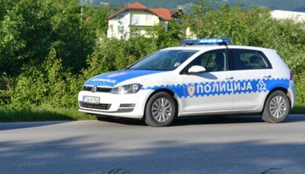 Težak sudar kamiona i dva auta, jedna osoba povrijeđena