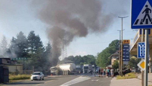Težak sudar kod Lukavca: Cisterna u vatri, jedna osoba povrijeđena