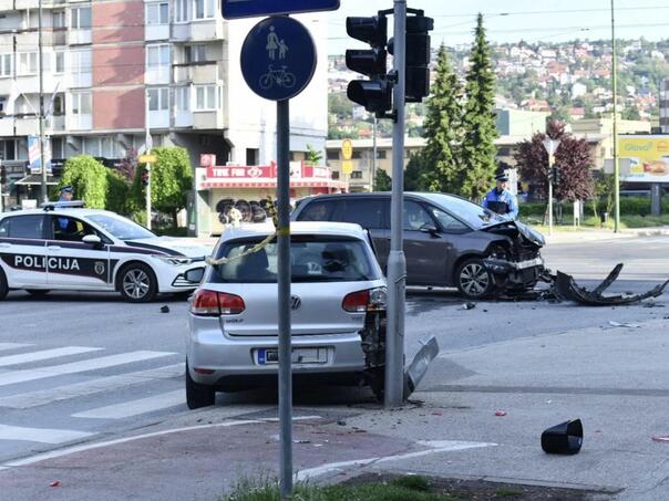 Težak sudar na Pofalićima: Dva automobila smrskana kod Ekonomske škole