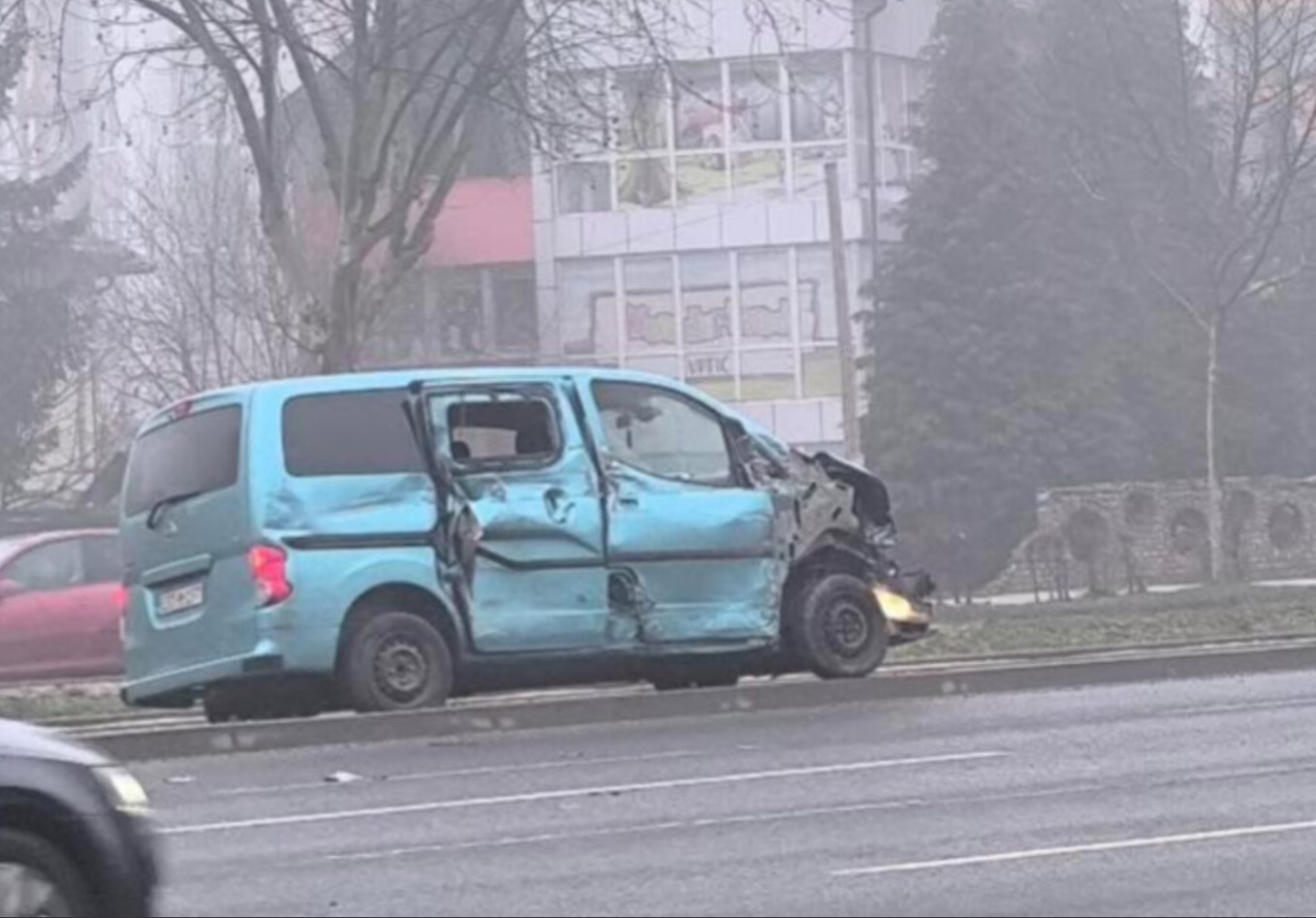 Težak sudar na Stupu: Kombi i kamion blokirali saobraćaj
