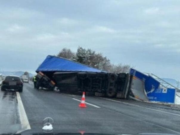 Težak sudar u Austriji: Prevrnuo se kamion vozača iz BiH
