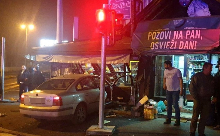 Težak sudar u Tuzli: Jedno vozilo uletjelo u trgovinu, ima povrijeđenih
