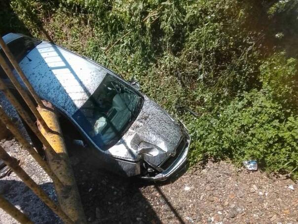 Težak udes kod Banjaluke, auto završio ispod mosta