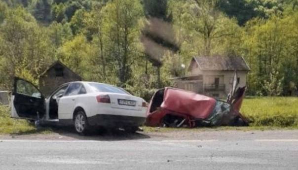 Težak udes kod Maglaja: Poginuo vozač Golfa, povrijeđene dvije osobe