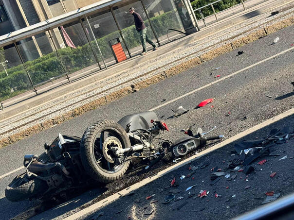 Težak udes kod RTV doma: Motociklista povrijeđen, dijelovi vozila rasuti po cesti