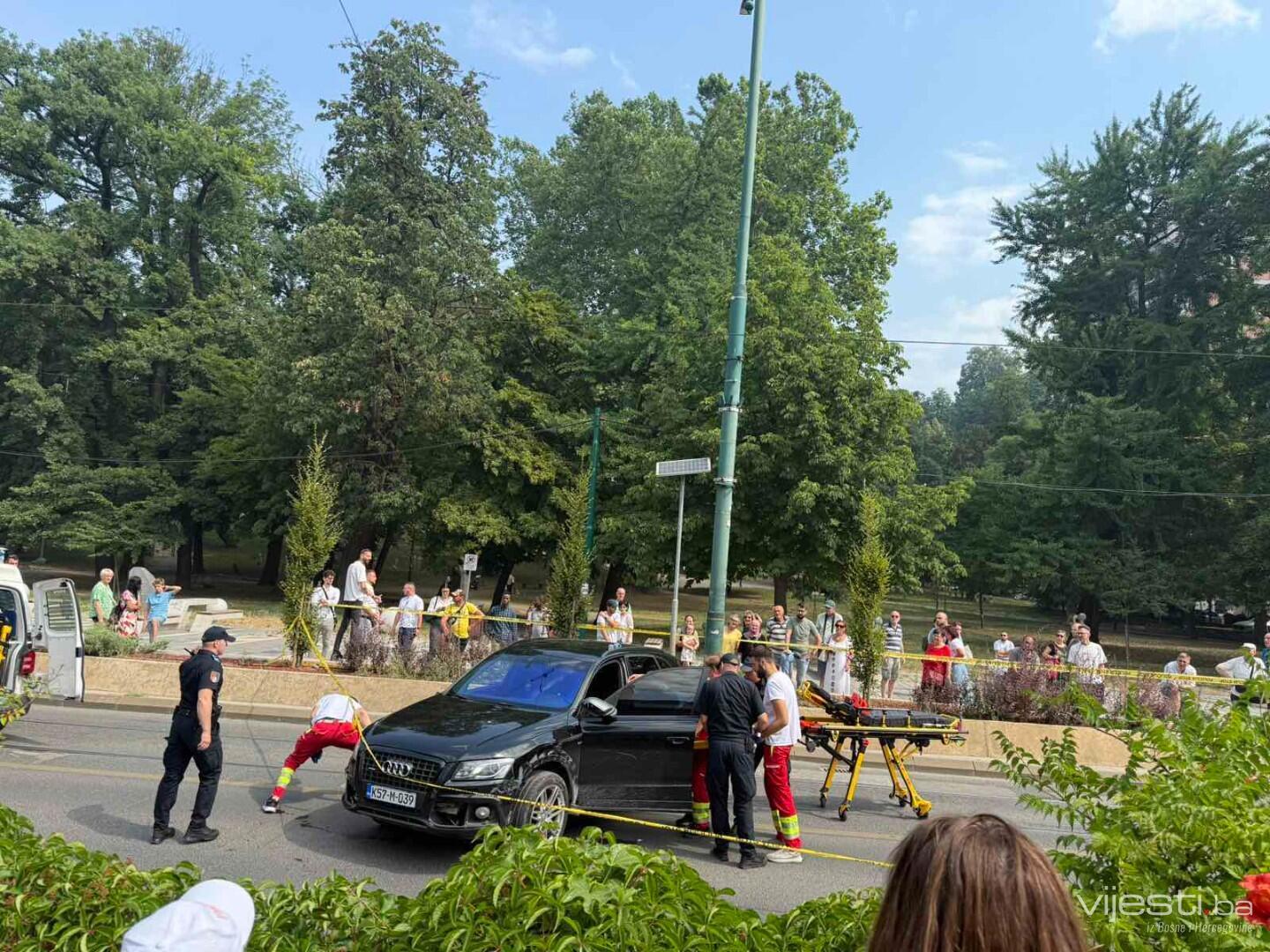 Težak udes kod Velikog parka u Sarajevu: Automobil se prevrnuo, kolaps saobraćaja