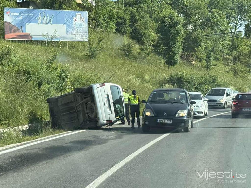 Težak udes na Kobiljoj Glavi, dva automobila završila u kanalu