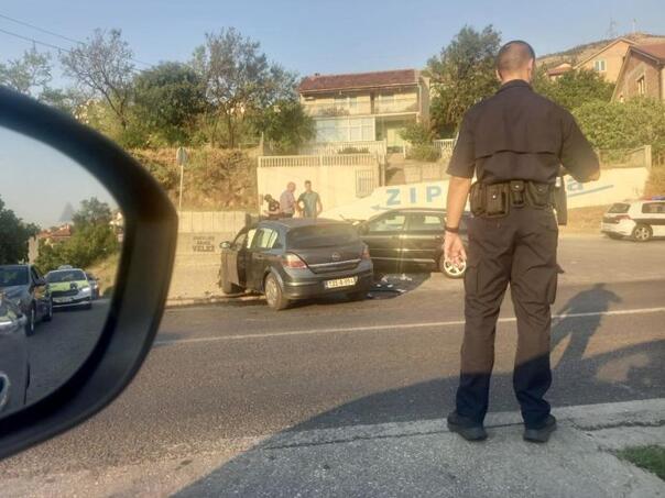 Težak udes na magistralnom putu M-17 u Mostaru kod skretanja za Forticu