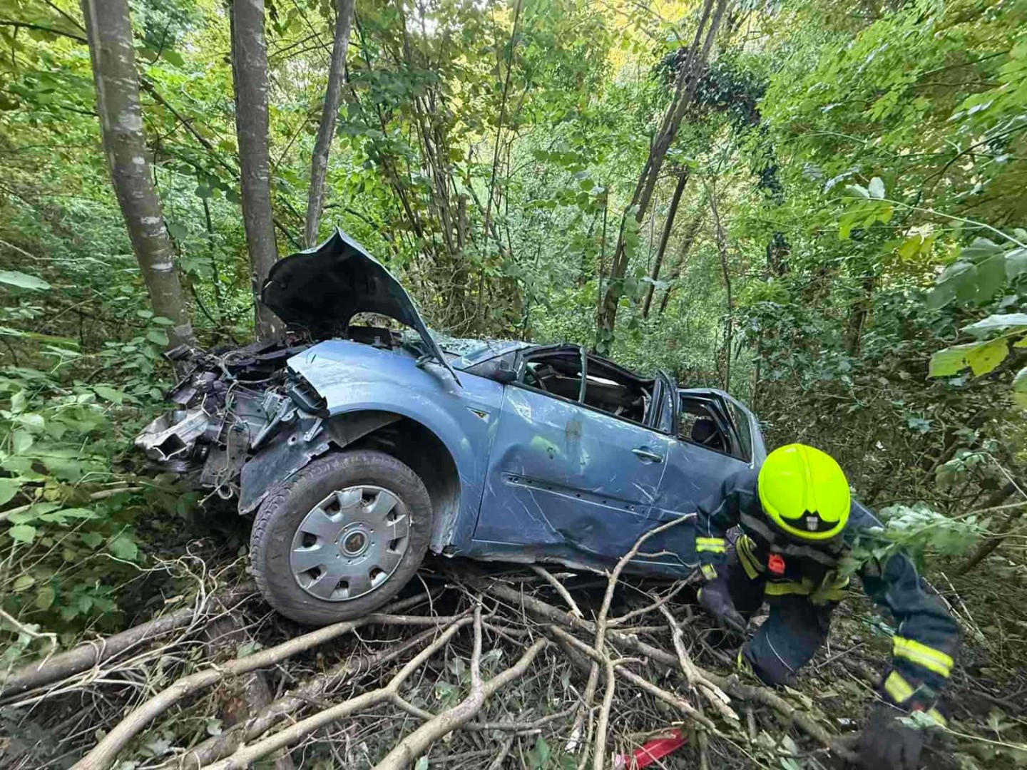 Težak udes u Banjaluci: Auto završio u provaliji, dvije osobe povrijeđene