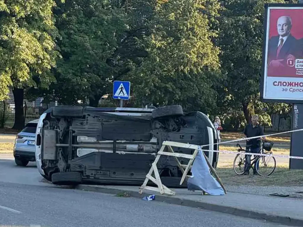 Težak udes u banjalučkom kružnom toku, automobil završio na boku