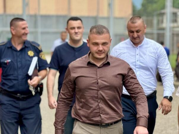 Tijelo muškarca pet dana u stanu, direktor KPZ Zenica Rusmir Isak pokazao humanost