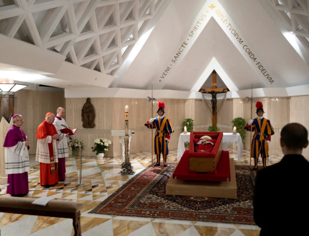 Tijelo pape Franje izloženo u lijesu