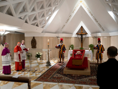 Tijelo pape Franje izloženo u lijesu