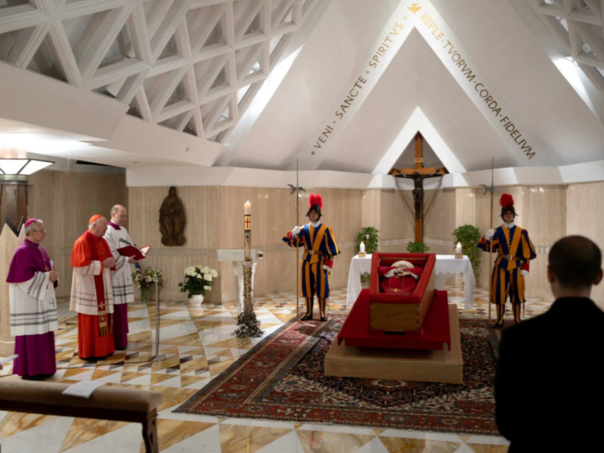 Tijelo pape Franje izloženo u lijesu