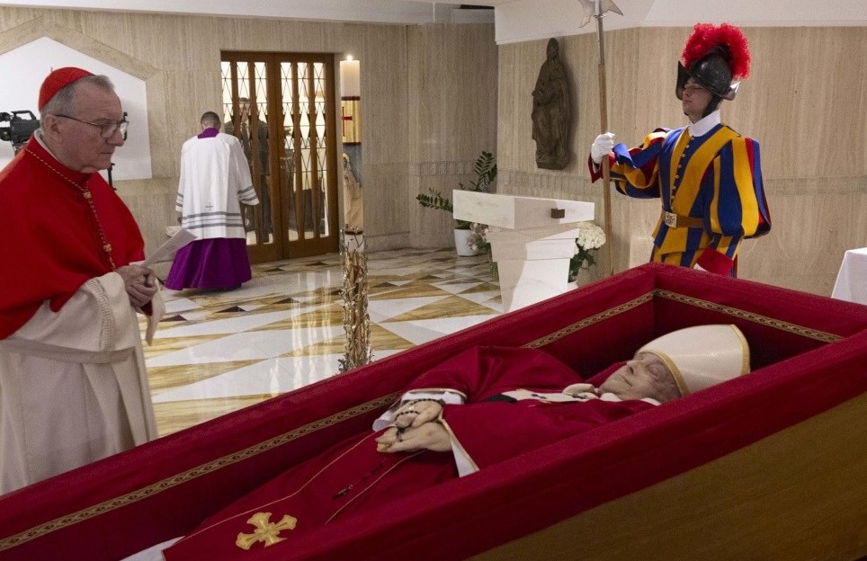 Tijelo pape Franje privremeno balzamirano kako bi izdržalo toplotu