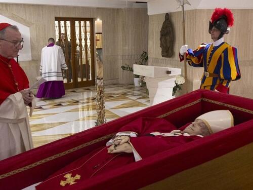 Tijelo pape Franje privremeno balzamirano kako bi izdržalo toplotu