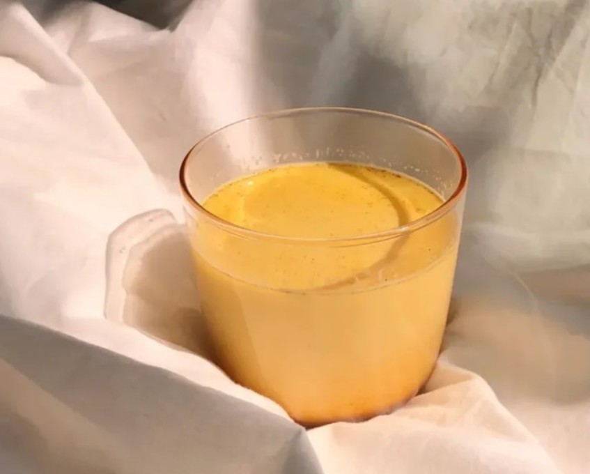 TikTok hit ili stvarna pomoć? Zlatno mlijeko protiv PMS-a