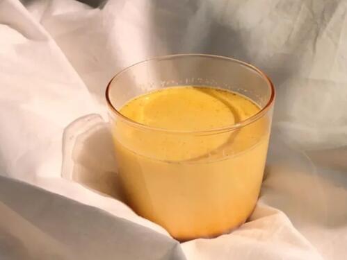 TikTok hit ili stvarna pomoć? Zlatno mlijeko protiv PMS-a