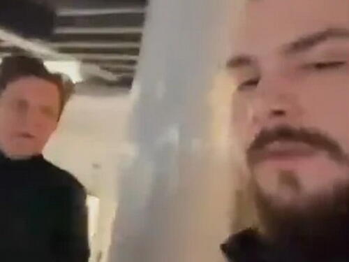 Tiktoker razbjesnio Bjelogrlića u kafiću, glumac mu izbio telefon iz ruke